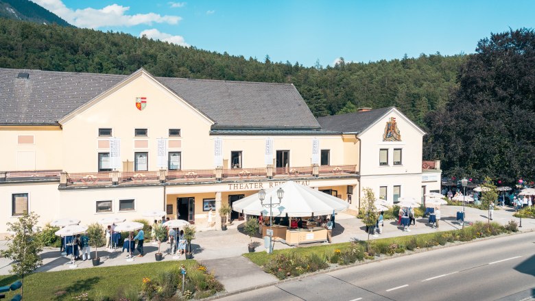 Reichenau Festival, © Österreich Werbung/Stefan Strasser Theater Reichenau with people and parasols in front of it.