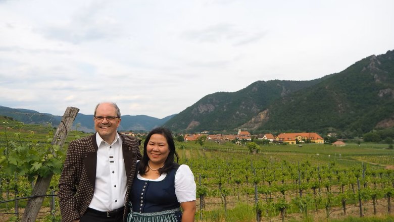 Rudolf and Sandra Denk, © Rudolf und Sandra Denk A man and a woman in traditional costume in the background grapevines