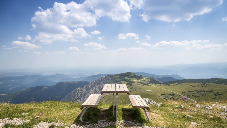 Viewpoint Fischerhütte Schneeberg, © Wiener Alpen, Foto: Franz Zwickl Picnic table on a mountain with a wide view over the landscape.