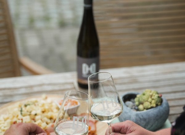 Holzheu wine tavern 4 new, © Anastasia Kudryasheva A couple enjoying a snack.