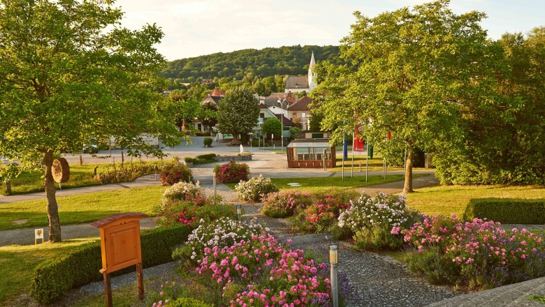 Municipality of Klein-Pöchlarn, © Klaus Engelmayer View of a well-tended garden with flowers and trees in a small community.