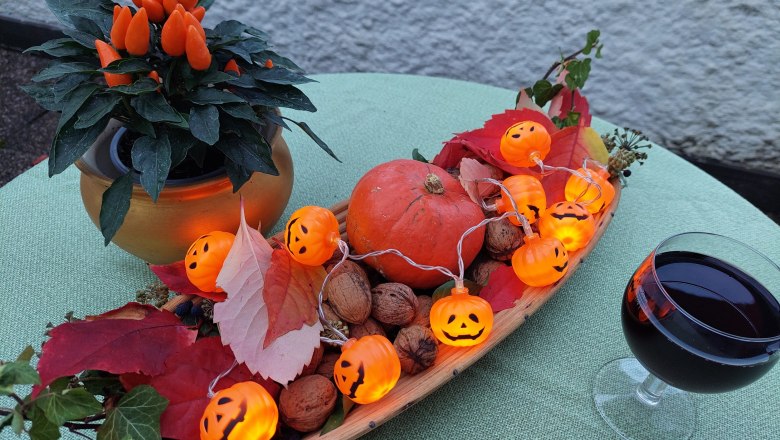 TDR-Pension Welserhof-c-Bartfai (1), © Bartfai Autumnal table decoration with pumpkin, fairy lights and drink.