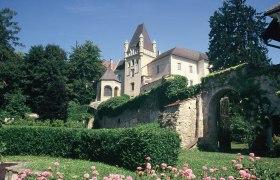 Maissau Castle, © Weingut Ewald Gruber Maissau Castle with garden and flowers in the foreground.