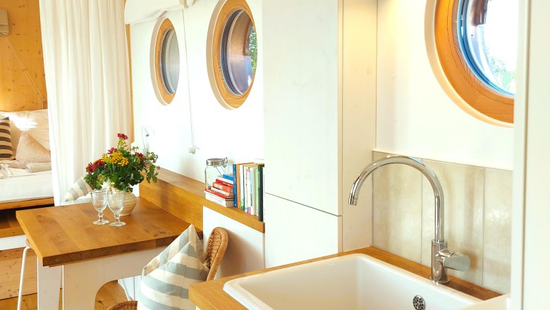 Mrs.Green part of kitchen dining table, © Nina Susanne Himmelmaier Mrs.Green part of kitchen dining table, © Nina Susanne Himmelmaier