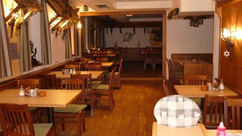 Restaurant, © el pirata Interior view of a rustic restaurant with wooden furniture and decorations.