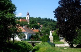 Zemling parish church, © Marktgemeinde Hohenwarth-Mühlbach Landscape with church and statue in a village.