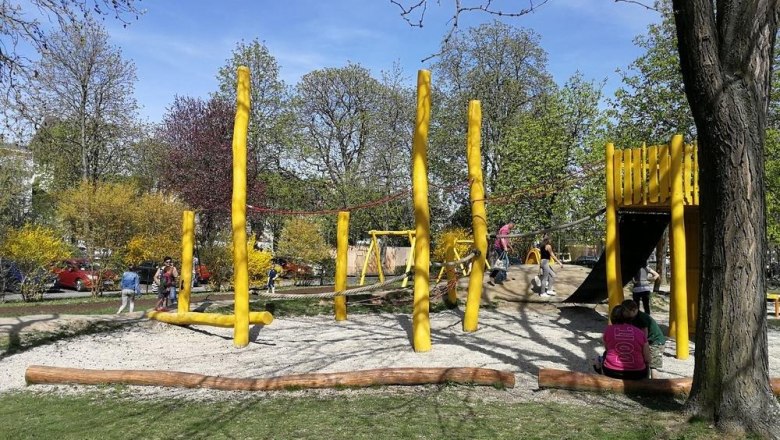 Krems-Stein playground, © Roman Zöchlinger Playground with yellow wooden elements and children playing.
