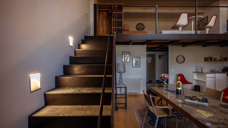 At the Park Hotel, © Niederösterreich Werbung / Maximilian Pawlikowsky Interior view of a modern hotel room with stairs, table and chairs.