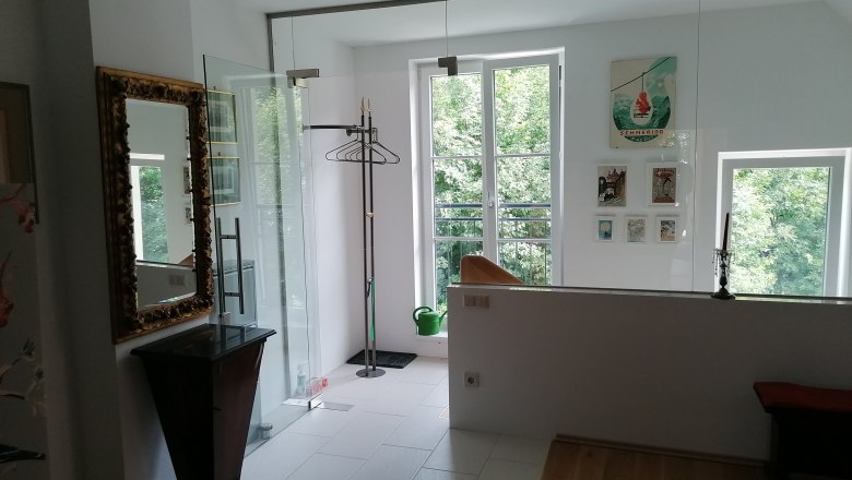 Entrance area to the vacation apartment, © Wiener Alpen Entrance area of a vacation apartment with mirror, clothes rack and pictures on the wall.