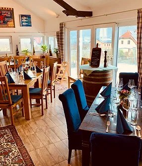 Dine in the cozy Gasthof zur Venus, © Familie Mistelbauer Dining room with wooden tables and wooden armchairs