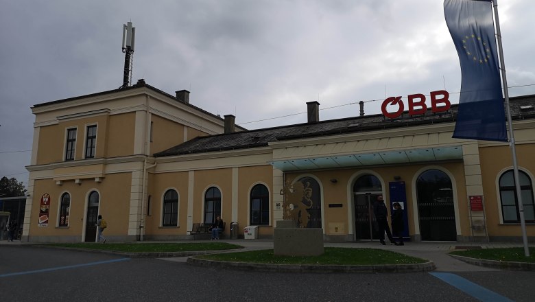 Railroad station in Melk, © Donau NÖ Tourismus Melk station with ÖBB logo and EU flag.