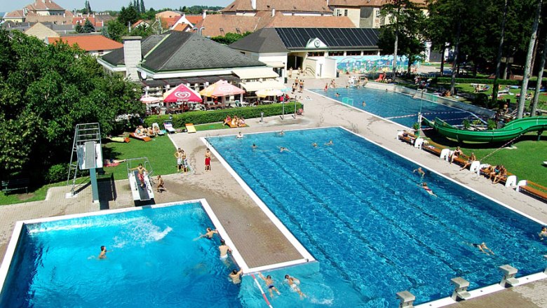 Thermal sports pool Mannersdorf am Leithagebirge, © Stadtgemeinde Mannersdorf/Leithagebirge Aerial view of an outdoor swimming pool with several pools and a slide.