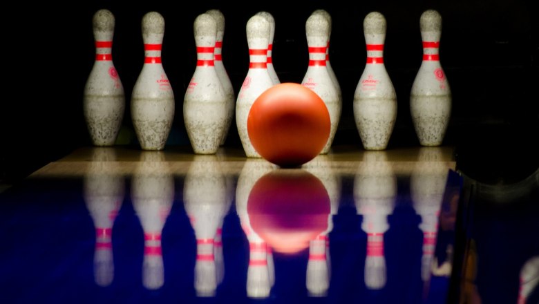 Bowling, © gemeinfrei A bowling ball rolls towards a group of pins.