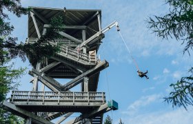 Millennium Jump on the Hirschenkogel, © Semmering Hirschenkogel Bergbahnen GmbH Person jumping with a rope from a lookout point.