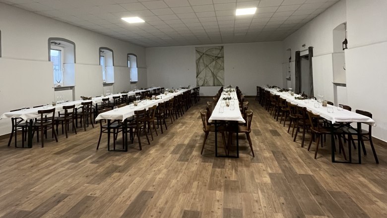 Stixer Hof, Stixneusiedl, large hall, © Stixer Hof Stixer Hof, Stixneusiedl, large hall with tables and armchairs