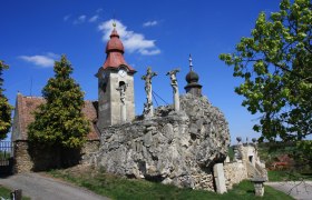 Romanesque parish church Kühnring and remains of Kuenring Castle, © Gemeindeamt Burgschleinitz Romanesque parish church Kühnring and remains of Kuenring Castle, © Gemeindeamt Burgschleinitz