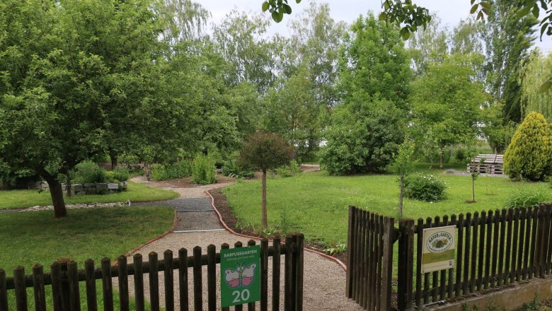 Anger gardens Barefoot garden, © Wolfgang Gerzer Entrance to a barefoot garden with gravel path and green surroundings.