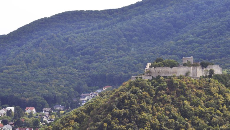 View of the Schlossberg Hainburg, © Donau Niederösterreich, Steve Haider View of the ruins on the Schlossberg Hainburg, surrounded by wooded hills.