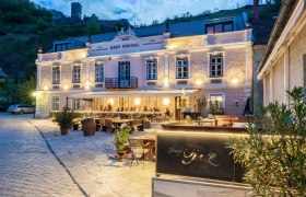 Gasthof Prankl exterior view, © Wachsmann VerlagsGmbH Exterior view of Gasthof Prankl at dusk with illuminated terrace and castle in the background.