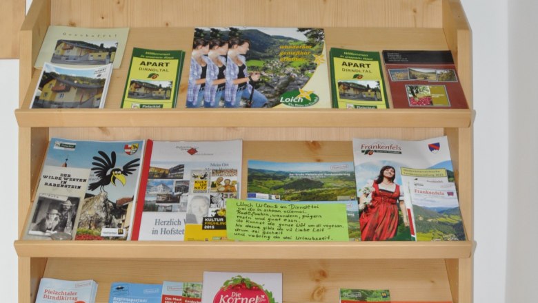 Apartment Dirndltal, © Familie Krückel A shelf with brochures and a sign saying 'Welcome Krückel family'.