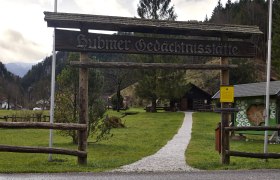 Hubmer Memorial, © Wiener Alpen, Foto: Bene Croy Entrance to the Hubmer memorial with wooden gate and path.