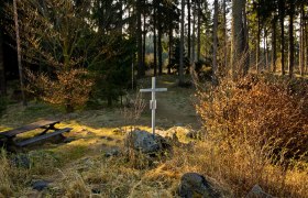 Summit cross in fall, © Weinhofer Summit cross in fall, © Weinhofer