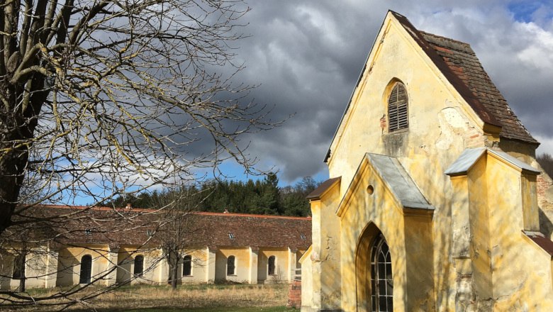 Mauerbach Charterhouse, © Bundesdenkmalamt Yellow building of the Mauerbach Charterhouse with a cloudy sky.