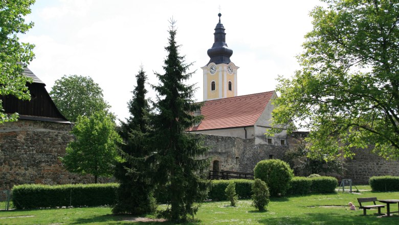 Mautern parish church, © Gemeinde Mautern Mautern parish church with church tower and garden in the foreground.
