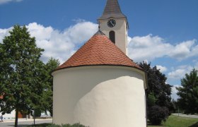 Chapel of St. Barbara, © Marktgemeinde Nappersdorf-Kammersdorf Chapel of St. Barbara with round roof and tower against a blue sky.