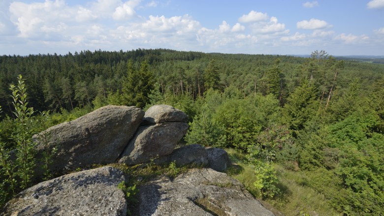 Burgleiten Flesengarten Lembach, © Matthias Schickhofer Rocks and forest landscape under a blue sky with clouds.