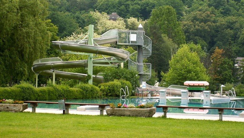 Garser adventure pool, © Gemeinde Gars An outdoor pool with slide and pool, surrounded by trees.
