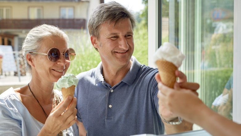 Spa confectionery in Bad Schönau, © Wiener Alpen, Florian Lierzer A couple enjoying ice cream in the spa confectionery in Bad Schönau.