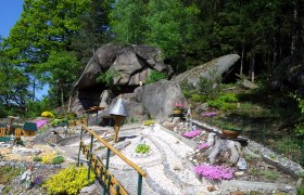 Johannahöhe, Nondorf, © Marktgemeinde Hohneich A well-kept garden with stones, flowers and a small path in front of large rocks and trees.