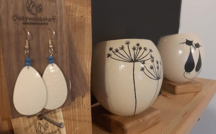 Handicrafts made from ostrich eggs, © Obermaierhof Handicrafts made from ostrich eggs, © Obermaierhof