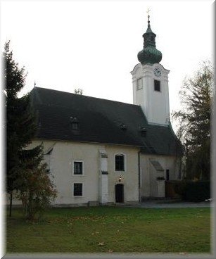 Swadorf, © Pfarre Schwadorf Church with tower and green roof in Schwadorf.