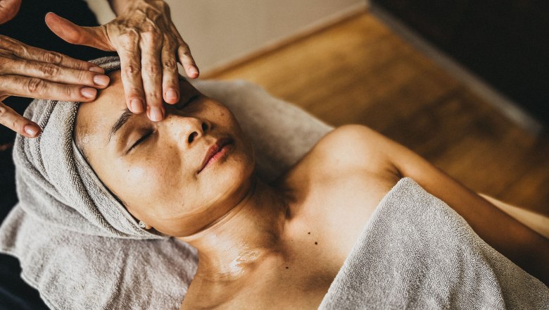 Therme Linsberg Asia Massage, © Linbsberg Asia Person receives a facial massage in a spa.