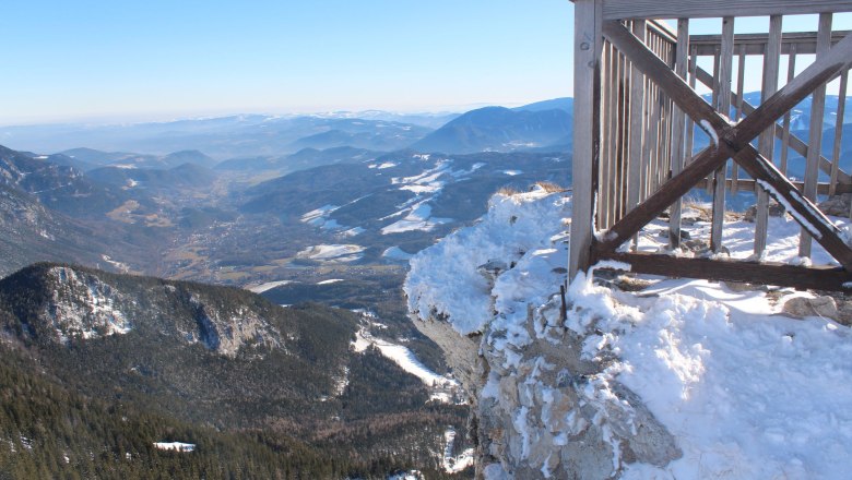 Ottohaus viewing platform in winter, © Scharfegger´s Raxalpen Resort Winter views of snow-covered mountains and valleys from the Ottohaus viewing platform.