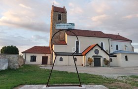 Key experience Hohenwarth, © F. Hagenbüchl Church in Hohenwarth with large keyhole sculpture in the foreground.