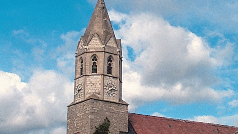church_01.jpg, © Gemeinde Höflein Church with tower and clock against a blue sky.