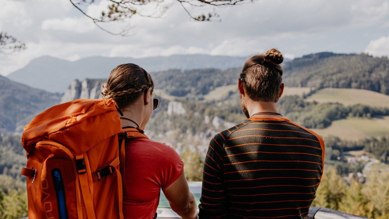 Semmering railroad hiking trail, railroad hiking, Vienna Alps in Lower Austria, © Wiener Alpen/nicoleseiser.at Two hikers on the viewing platform at the 20 Schilling view