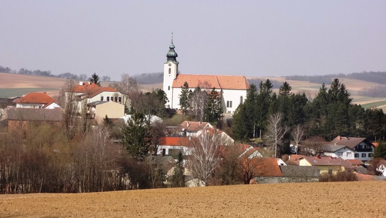 Gnadendorf, © Gemeinde Gnadendorf View of the village of Gnadendorf with church and surrounding houses in a rural landscape.