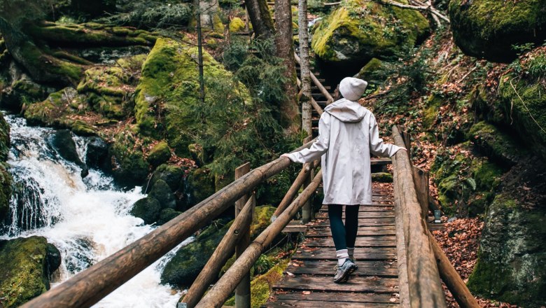 Ysper Gorge, © sommertage.com Woman crosses bridge on the Ysper Gorge