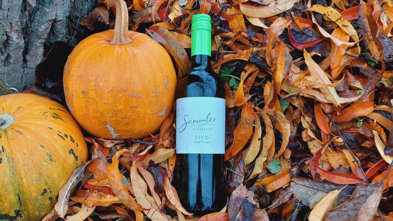 Winzerhof Semmler, © Winzerhof Semmler Wine bottle and pumpkins in the fall foliage.
