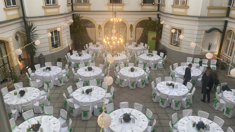Event castle Margarethen am Moos, © Veranstaltungsschloss Margarethen am Moos Inner courtyard with round white tables and armchairs