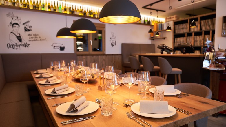 Enjoyment MEISTEREI Heiligeneich, © Philipp Monihart – www.charakter.photos Elegant table setting in a stylish restaurant with warm lighting and modern decoration.