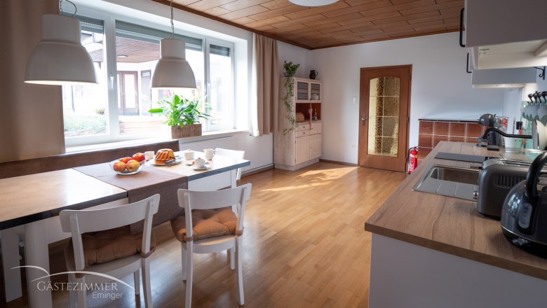 Eat-in kitchen, © Doris Eminger Modern eat-in kitchen with dining table, chairs and kitchenette.