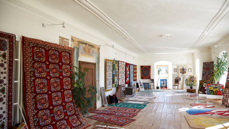Textile Museum in Gross-Siegharts Castle, © Waldviertel Tourismus, lichtstark.com A room in Groß Siegharts Castle with colorful carpets on the walls and floor.