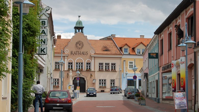 Market Piesting, © Wolfgang Glock, CC BY 3.0 Street in Markt Piesting with the town hall in the background.