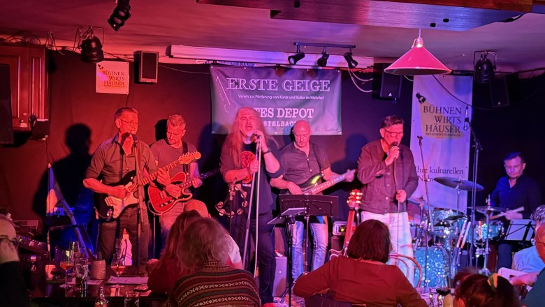 Concert in the Old Depot, © Altes Depot Mistelbach Band plays on a stage in a small venue with an audience.