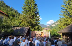 Theater in Nasswald, © TVB Semmering-Rax-Schneeberg Open-air theater in Nasswald with spectators and mountain backdrop.